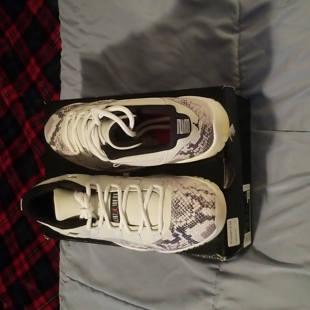 Air Jordan 11 Retro Low LE - Picture 3 of 4